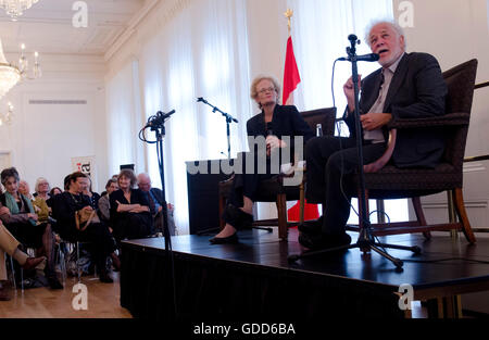 Der Royal Society of Literature Event mit ist gefeierten Autor Michael Ondaatje im Gespräch mit Fiammetta Rocco am frisch renovierten Canada House, Trafalgar Square, London Wc2. Reiseschriftsteller Colin Thubron auch im Bild hält einen Vortrag. Stockfoto