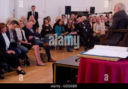 Der Royal Society of Literature Event mit ist gefeierten Autor Michael Ondaatje im Gespräch mit Fiammetta Rocco am frisch renovierten Canada House, Trafalgar Square, London Wc2. Reiseschriftsteller Colin Thubron auch im Bild hält einen Vortrag. Stockfoto