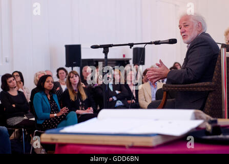 Der Royal Society of Literature Event mit ist gefeierten Autor Michael Ondaatje im Gespräch mit Fiammetta Rocco am frisch renovierten Canada House, Trafalgar Square, London Wc2. Reiseschriftsteller Colin Thubron auch im Bild hält einen Vortrag. Stockfoto