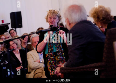 Der Royal Society of Literature Event mit ist gefeierten Autor Michael Ondaatje im Gespräch mit Fiammetta Rocco am frisch renovierten Canada House, Trafalgar Square, London Wc2. Reiseschriftsteller Colin Thubron auch im Bild hält einen Vortrag. Stockfoto