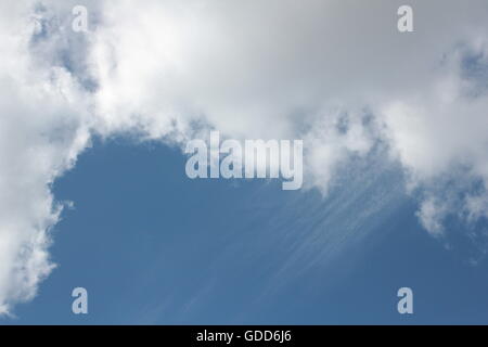 abstrakte Wolke am blauen Himmel Stockfoto