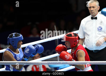 Laishram Devi von Indien (rot) konkurriert gegen Maria Machongua von Mosambik (blau) im Wettbewerb der Frauen Halbfinale geringes Gewicht Boxen (57-60kg) an die Commonwealth-Spiele 2014 in Glasgow. Laishram Devi von Indien ging auf gewinnen den Kampf. Stockfoto