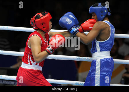 Laishram Devi von Indien (rot) konkurriert gegen Maria Machongua von Mosambik (blau) im Wettbewerb der Frauen Halbfinale geringes Gewicht Boxen (57-60kg) an die Commonwealth-Spiele 2014 in Glasgow. Laishram Devi von Indien ging auf gewinnen den Kampf. Stockfoto