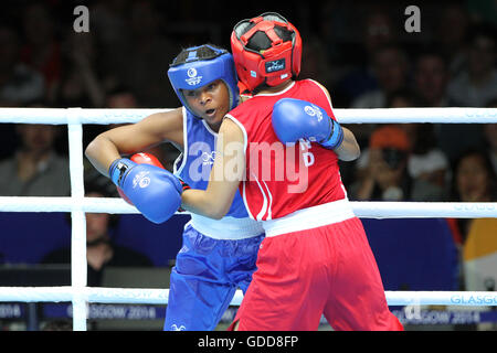 Laishram Devi von Indien (rot) konkurriert gegen Maria Machongua von Mosambik (blau) im Wettbewerb der Frauen Halbfinale geringes Gewicht Boxen (57-60kg) an die Commonwealth-Spiele 2014 in Glasgow. Laishram Devi von Indien ging auf gewinnen den Kampf. Stockfoto