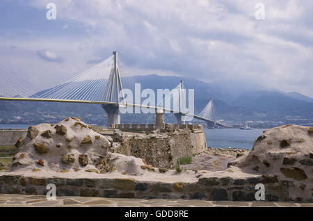 Alte Burg im Vergleich zu modernen Kabelbrücke in Griechenland Stockfoto