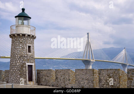 Alter Leuchtturm im Vergleich zu modernen Kabelbrücke in Griechenland Stockfoto