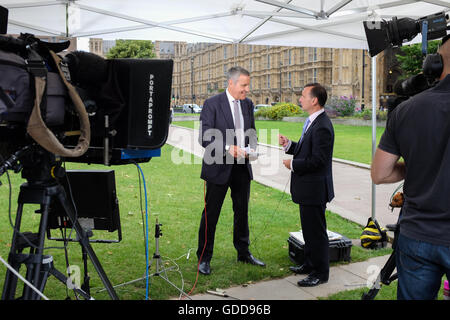 Dermot Murnaghan interviewen Alun Cairns MP außerhalb der Houses of Parliament in London, England. Stockfoto