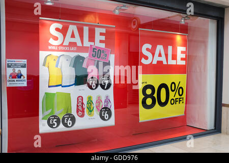 "Verkauf" Zeichen in einem Schaufenster in England. Stockfoto