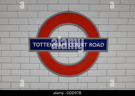 Ein Rohr-Schild am u-Bahnhof Tottenham Court Road in London, England. Stockfoto