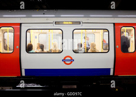 Ein Zug auf die Londoner U-Bahn-Netz. Stockfoto