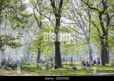 Überfüllten Park mit Menschen, die Grillen in Berlin Kreuzberg. Stockfoto