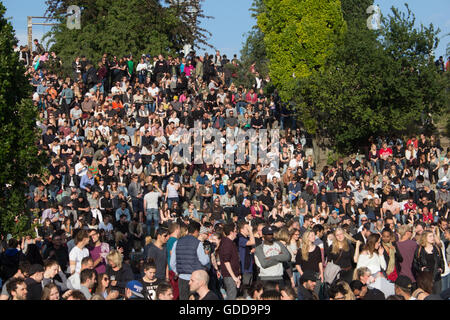 Viele Menschen in überfüllten Park (Mauerpark) bei "Fete De La Musique" in Berlin, Deutschland. Stockfoto