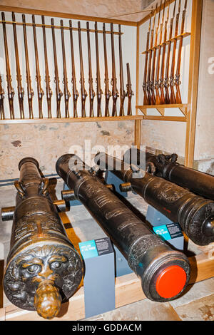 England, London, Tower of London, der weiße Turm, Anzeige der mittelalterlichen Bronzekanonen und Pistolen Stockfoto