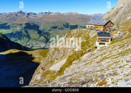 Die Lischana Hütte SAC (Schweizer Alpen-Club) oberhalb Scuol im Unterengadin, Schweiz. Blick hinunter ins Dorf Scuol und t Stockfoto