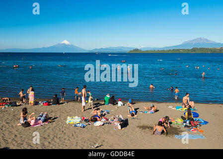 Südamerika, Chile, Lake District, Patagonien, Puerto Varas, Vulkan Osorno, Lago Llanquihue, Menschen am Strand Stockfoto