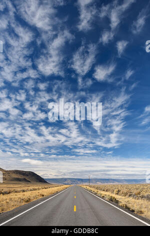 USA, Ost-Oregon, einsame Landstraße Stockfoto