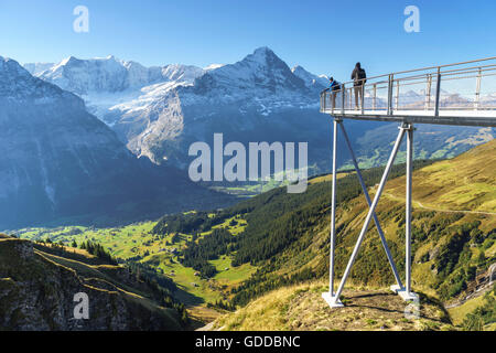 Summit Trail und Beobachtung Plattform mit dem Namen First Cliff Walk an der Spitze der First über Grindelwald, Berner Oberland, Sw Stockfoto