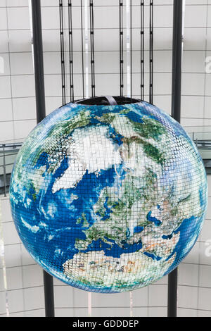 Japan, Honshu, Tokio, Odaiba, National Museum of Emerging Science und Innovation aka Miraikan der Geosphäre riesiger Globus Stockfoto
