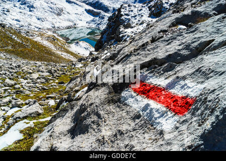 Trail-Marker über den Seen-Lais da Rims im Bereich Lischana im Unterengadin, Schweiz. Stockfoto