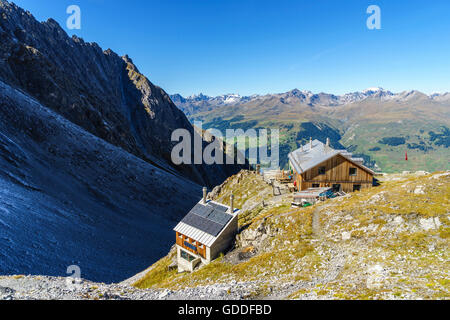 Die Lischana Hütte SAC (Schweizer Alpen-Club) oberhalb Scuol im Unterengadin, Schweiz. Blick auf den Silvretta-Alpen. Stockfoto