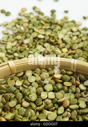 Erbsen, Pisum Sativum, Samen in Korb Stockfoto