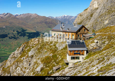 Die Lischana Hütte SAC (Schweizer Alpen-Club) oberhalb Scuol im Unterengadin, Schweiz. Blick auf den Silvretta-Alpen. Stockfoto