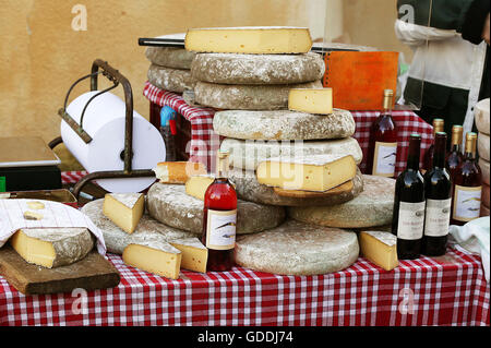 REGIONALE PRODUKTE, KÄSE UND WEIN AUS DER DRÔME IN FRANKREICH Stockfoto