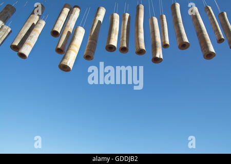 Holz Mobile Bambus länglich hohlen Wind Chimes weiße Strings mit Deep Blue Skies Hängegarten Wirikuta Los Cabos, Mexiko Stockfoto