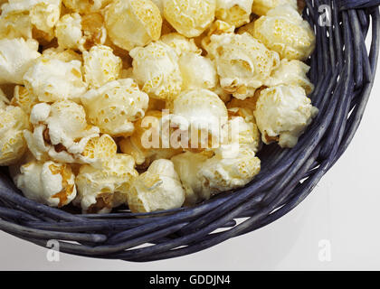 Popcorn in Korb Stockfoto