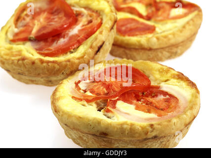 Thunfisch-Quiche mit Tomate vor weißem Hintergrund Stockfoto