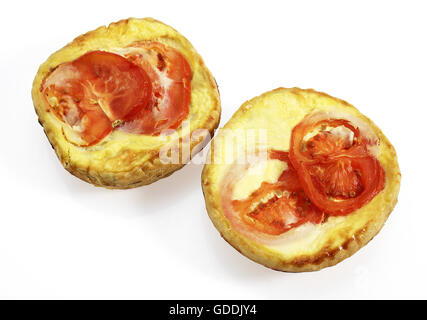 Thunfisch-Quiche mit Tomate vor weißem Hintergrund Stockfoto