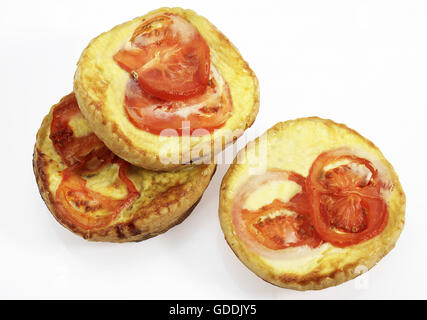 Thunfisch-Quiche mit Tomate vor weißem Hintergrund Stockfoto