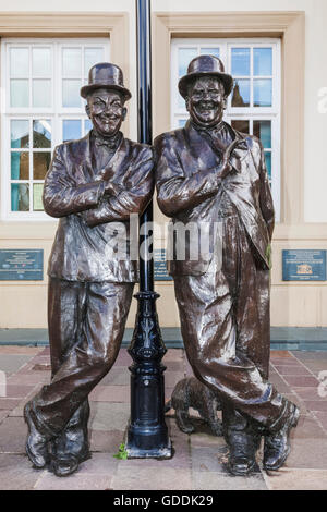 England, Cumbria, Lake District, Ulverston, Statue von Laurel und Hardy vor der Krönung Hall Theater Stockfoto