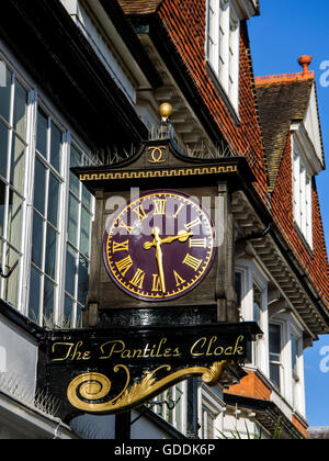 Die Pantiles-Uhr auf den Pantiles in Tunbridge Wells, Kent Stockfoto