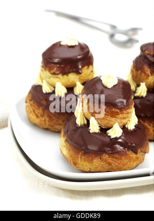 FRANZÖSISCHE KUCHEN SCHOKOLADE RELIGIEUSE GENANNT Stockfoto