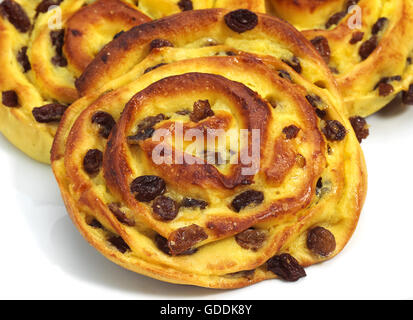 PLUNDERGEBÄCK MIT ROSINEN VOR WEIßEM HINTERGRUND Stockfoto