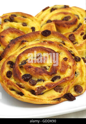 Pain Aux Rosinen, süße Brote vor weißem Hintergrund Stockfoto