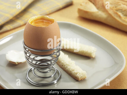 Wachsweiches Ei mit Eierbecher Stockfoto