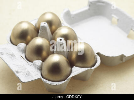 Hühnereier in Eggbox, symbolisches Bild für Gold-Ei mit Henne Stockfoto