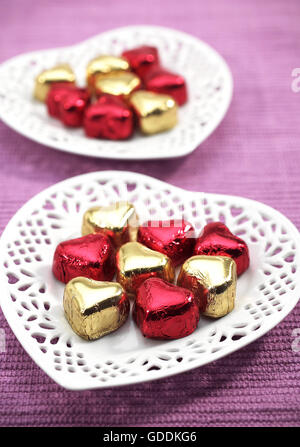 SCHOKOLADENHERZ, GESCHENK FÜR VALENTINSTAG Stockfoto