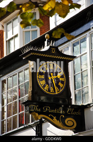 Die Pantiles-Uhr auf den Pantiles in Tunbridge Wells, Kent Stockfoto