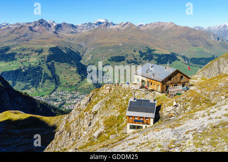 Die Lischana Hütte SAC (Schweizer Alpen-Club) oberhalb Scuol im Unterengadin, Schweiz. Blick hinunter ins Dorf Scuol und t Stockfoto