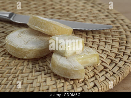 Französische Käse genannt Rocamadour, Käse mit Ziegenmilch hergestellt Stockfoto