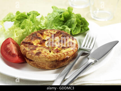 Platte mit Lauch Quiche und Tomaten Stockfoto