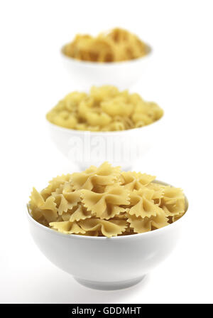 Muscheln und verdrehte Nudeln vor weißem Hintergrund Stockfoto