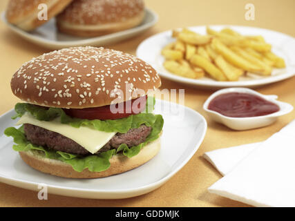 HAMBURGER MIT POMMES UND KETCHUP-SAUCE Stockfoto