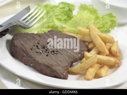 PLATTE MIT STEAK, SALAT UND POMMES FRITES Stockfoto