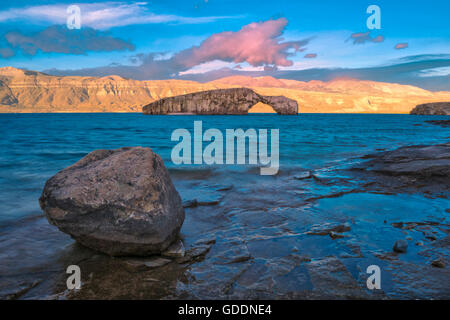 Südamerika, Patagonien, Argentinien, Lago Posadas, Felsbogen am Lago Puyrredon, Stockfoto