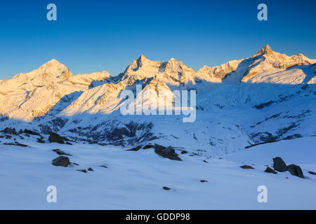 Dent Blanche - 4357 ms, Ober Gabelhorn - 4063 ms, Zinalrothorn - 4221 ms, Wallis, Schweiz Stockfoto