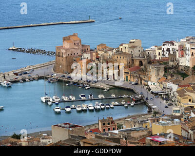 Ansicht von Castellammare del Golfo, mit arabisch-normannischen Castell, Provinz Trapani, Sizilien, Italien Stockfoto